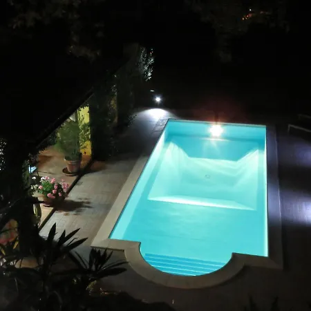 Luxurious Bungalow In With Swimming Pool 度假居 马拉泰亚
